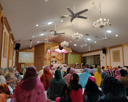 Sangat gathered for kirtan in the Darbar hall
